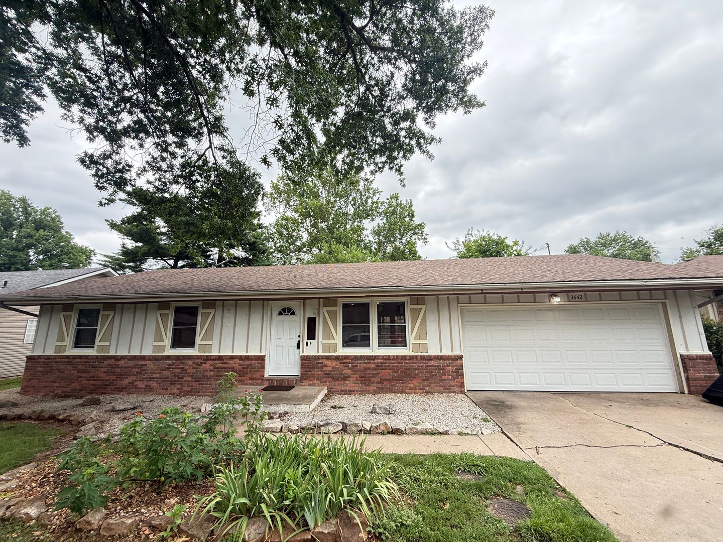 Springfield House: 3642 S Westwood Ave