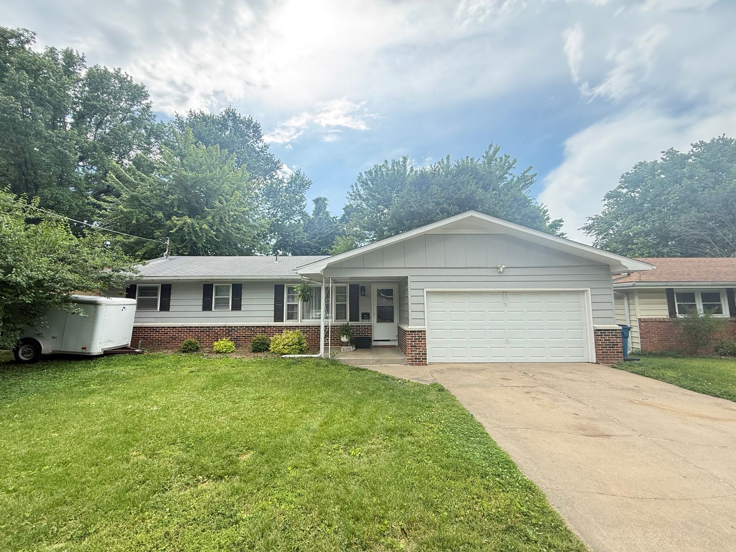 Springfield House: 825 S Luster Ave
