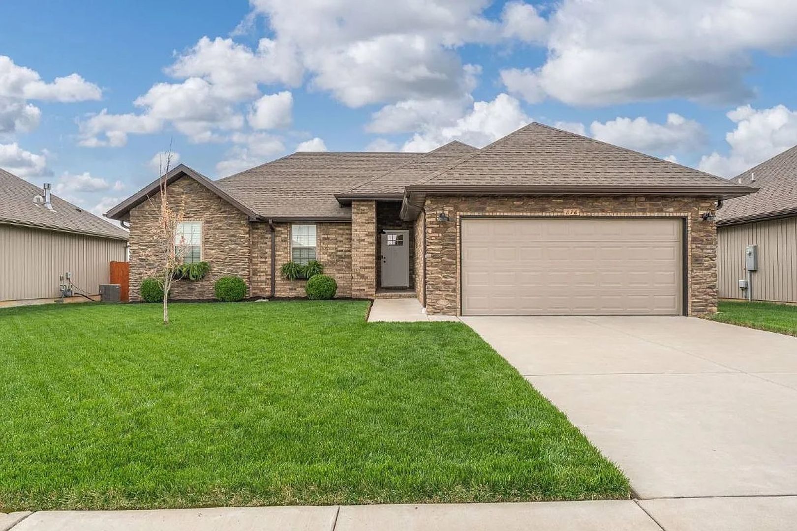 Nixa House: 876 E Dyanne Dr