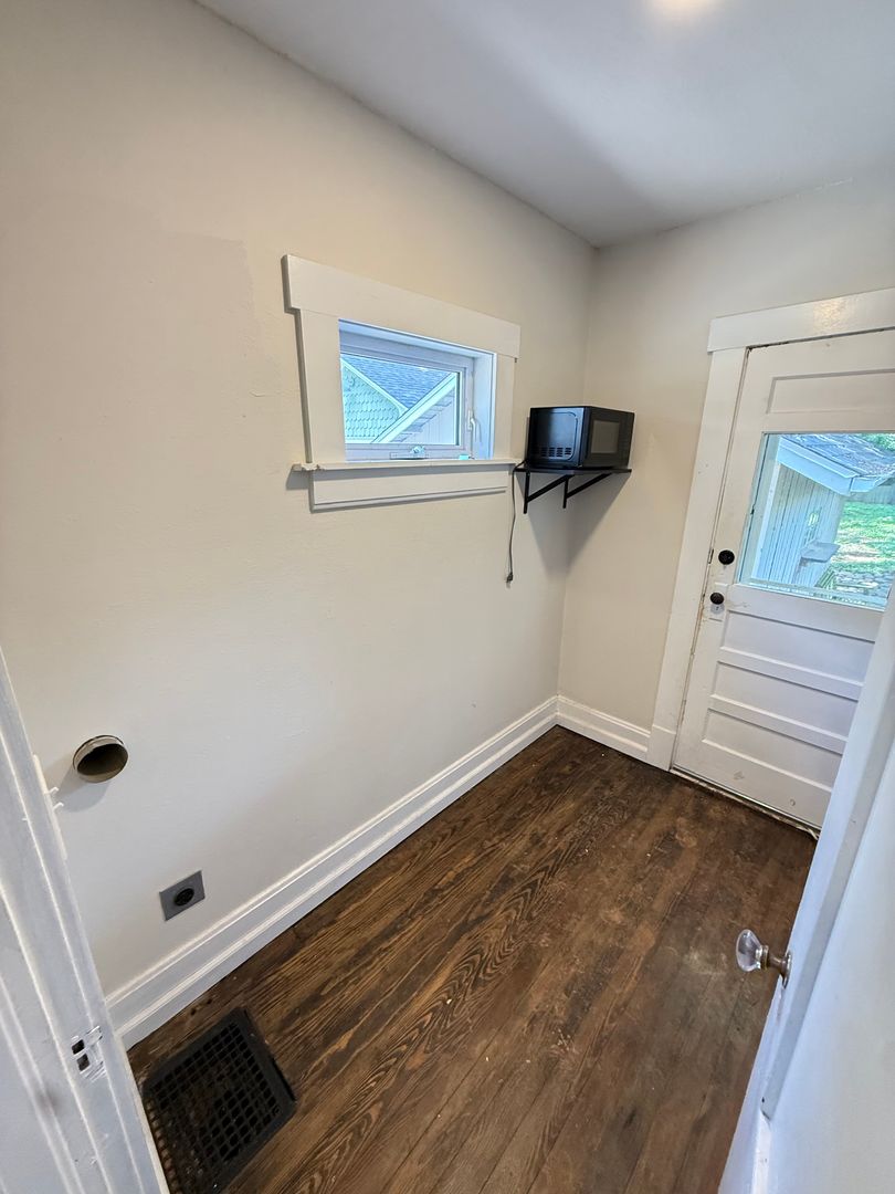 1038 S Fremont Ave 24 of 29