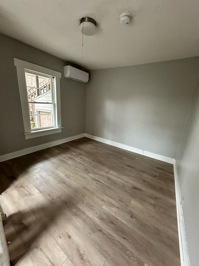 Athol Apartment: 105 South St Athol