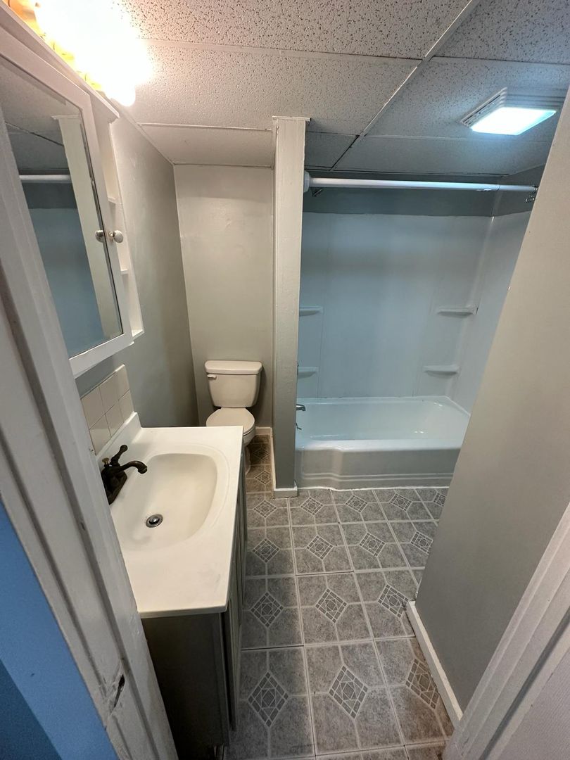 Hardwick Apartment: 17 Bridge St