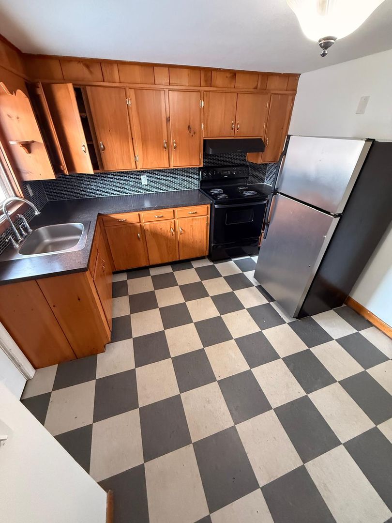 Charlemont Apartment: 122 Main St