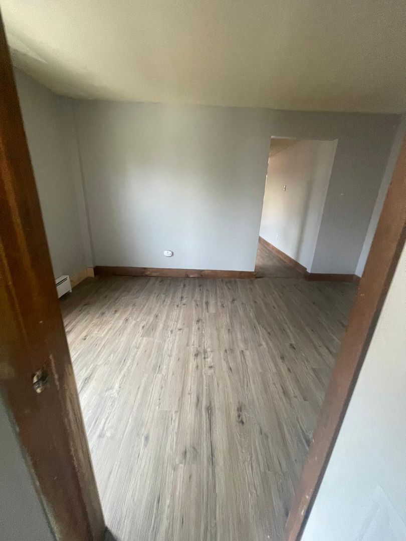 Athol Apartment: 105 South St Athol