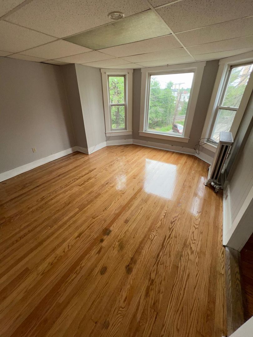 Athol Apartment: 39 Cottage St