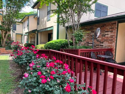 Spacious One Bedroom Townhome with Updated kitchen and all Stainless appliances! – photo 1