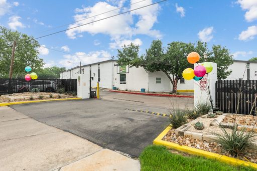 Central Austin 1 Bed 1 Bath @ Villas at Mueller IMMEDIATE MOVE IN – photo 1