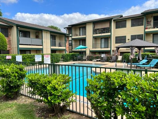 DELUXE 1 BR/1BA with Updated kitchen and Pool View! – photo 1