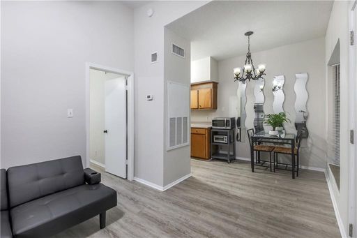 Furnished 1x1 North Campus Apartment on Guad – photo 1