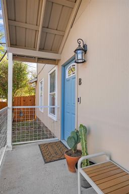 Remodeled 4 bed 2 Bath w/ Private Yard!! – photo 1