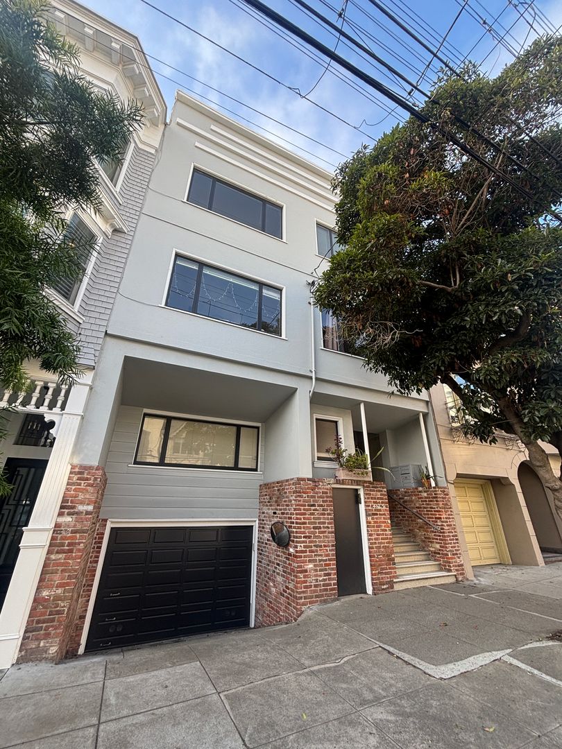 SAN FRANCISCO Apartment: 2425 LARKIN STREET