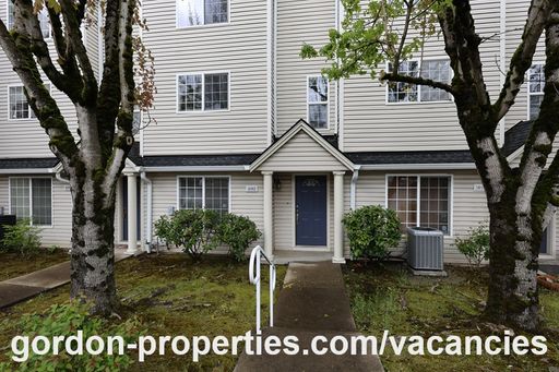 NE Halsey St - Gresham 2 bedroom townhouse with den/office – photo 1