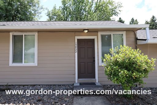 SE Arista Dr - 1 bedroom apartment in Oak Grove with storage unit