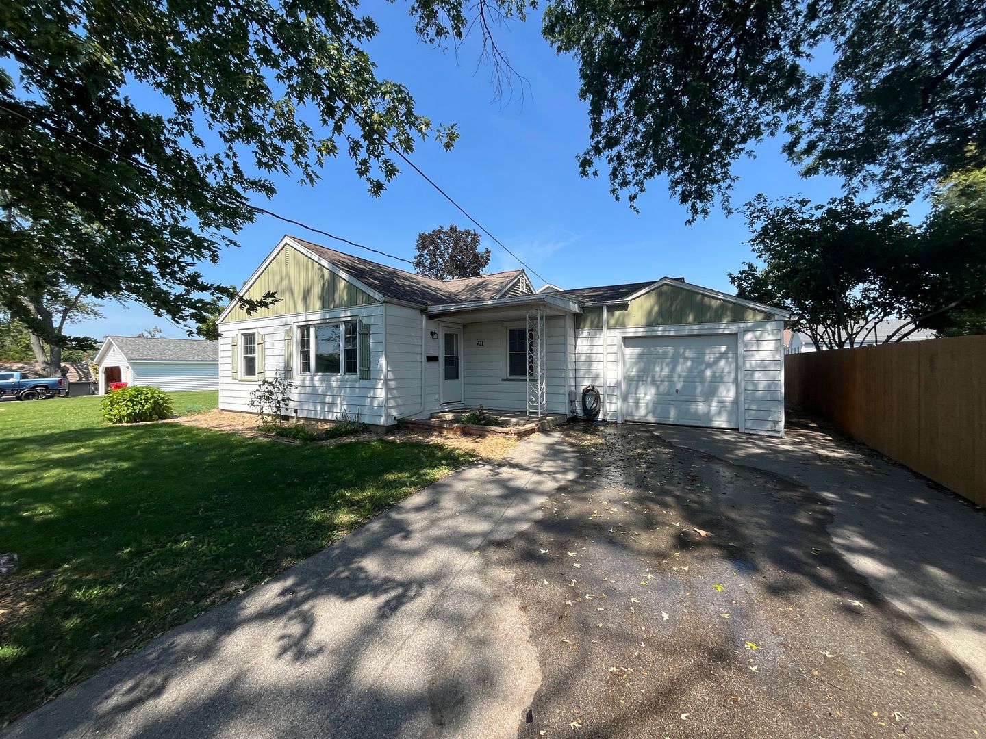 Peoria Heights House: 921 E Highland Pl
