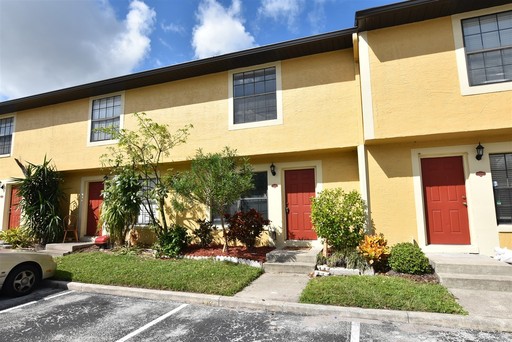2br 2.5ba UPDATED home in Hidden Oaks, Winter Park!!! Kitchen UPDATED, Tile Floor downstairs, Community pool. – photo 1
