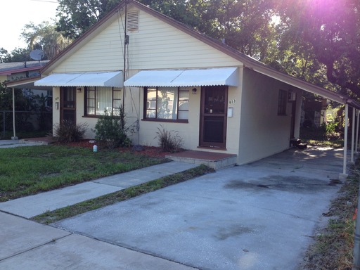 913 Brack St., Cute Studio in 1/2 duplex – photo 1