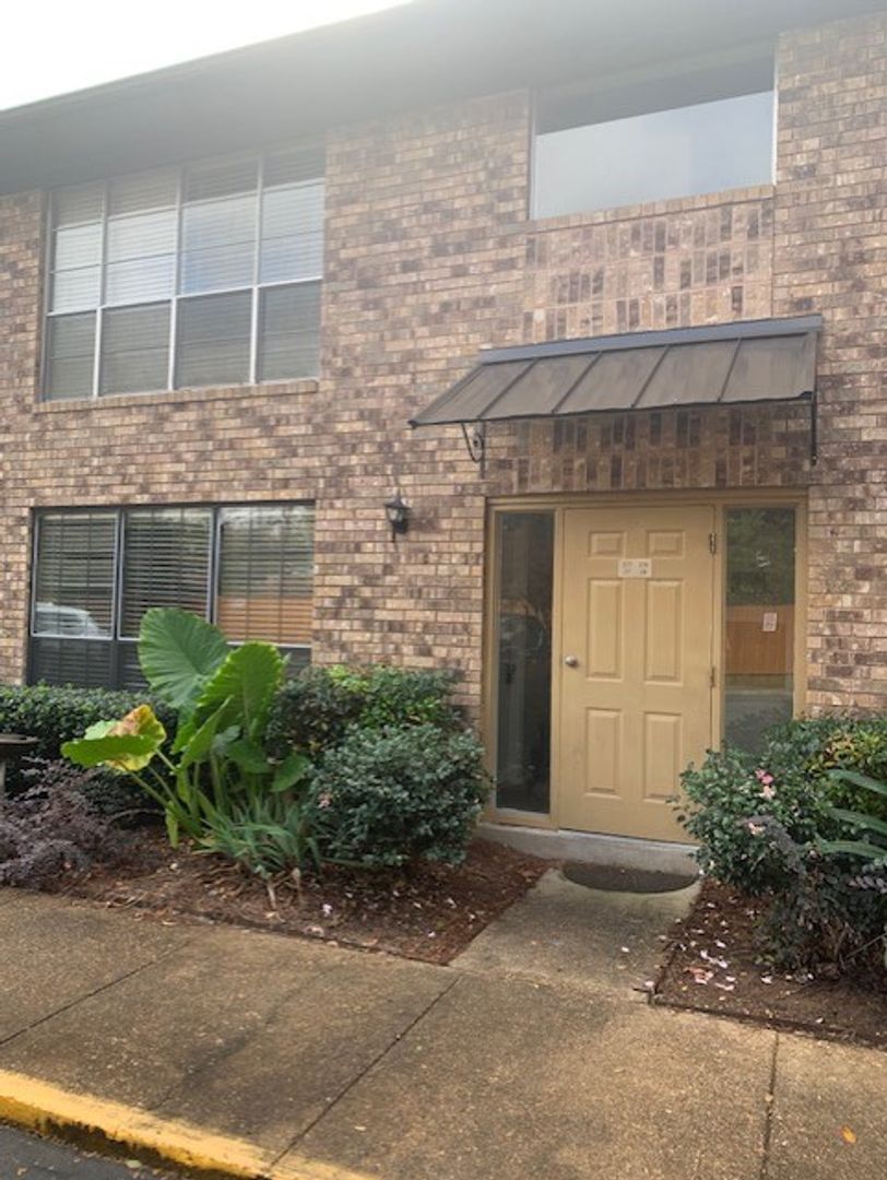 Shreveport House: 1820 E. Kings Highway #27