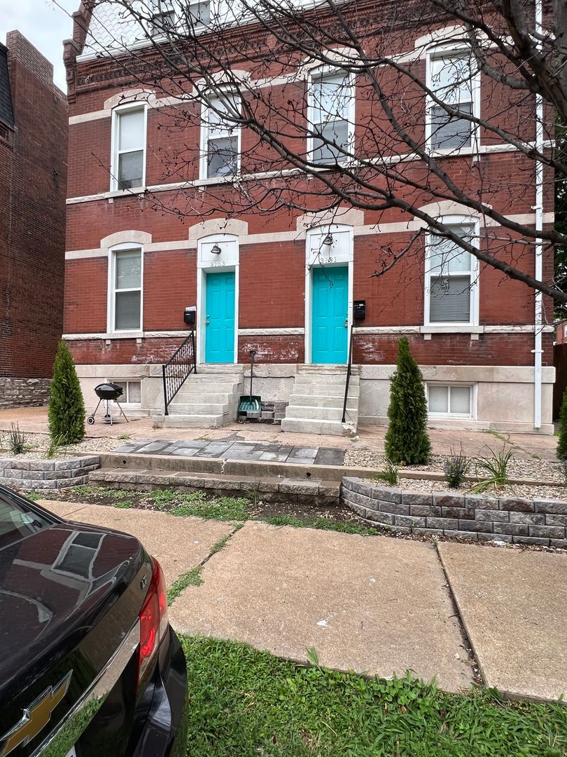 St. Louis Apartment: 3131-3133 California Ave