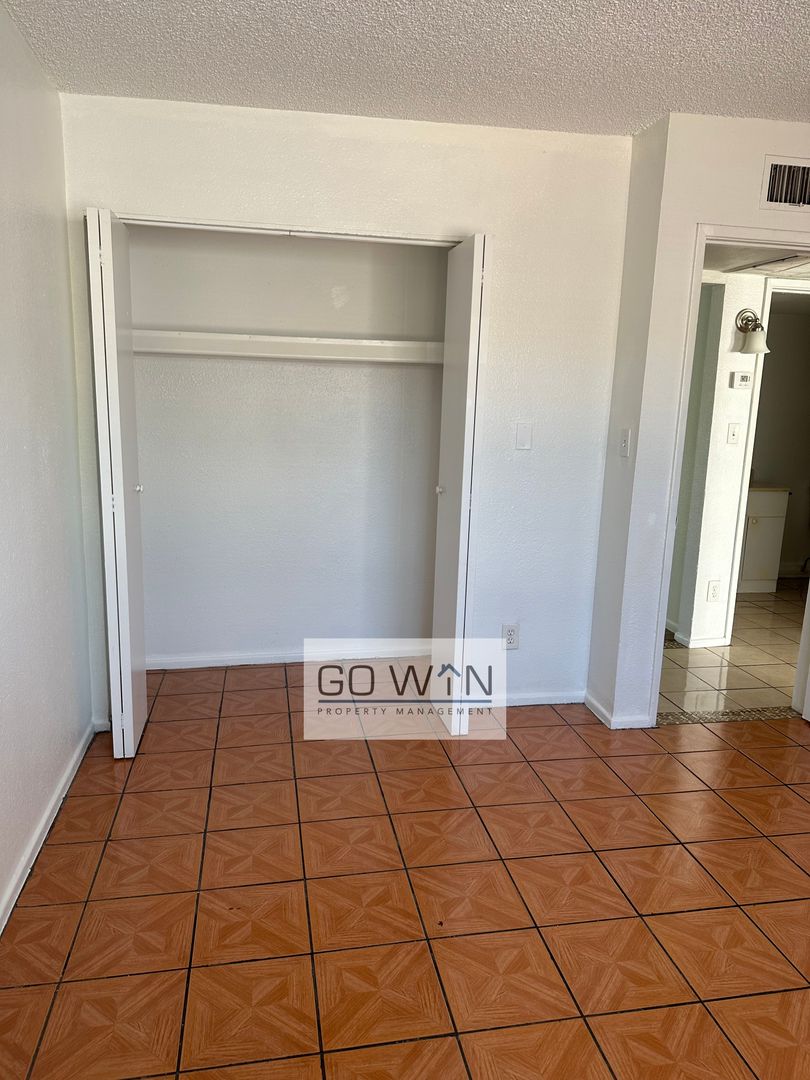 Mesa Apartment: 2314 East Broadway Road
