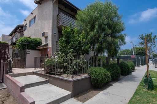 *$1000 OFF 1ST MONTH* Spacious 1 Bed. 1 Bath with 14' Ft. Ceilings, Fireplace, SS Appliances and Private Balcony! – photo 1