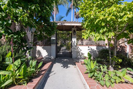 *$500 OFF 1ST MONTH* Fully Renovated 1 Bedroom 1 Bath: NEW SS Appliances, NEW Flooring & Many Upgrades Throughout! – photo 1