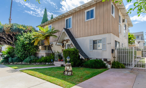 *$1000 OFF 1ST MONTH* Renovated 2 Bed 1 Bath with NEW Laminate Flooring, Stainless Steel Appliances, Stone Hearth Fireplace & Many Upgrades! – photo 1