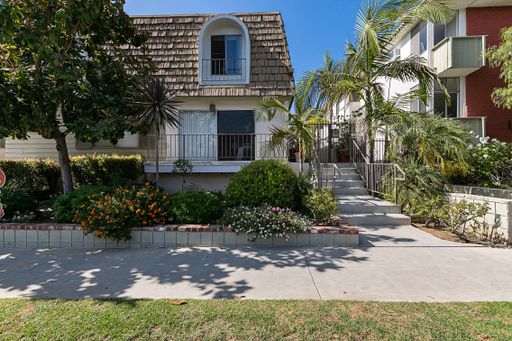 *$1,000 OFF 1ST MONTH* Beautifully Renovated 2 Bedroom 2 Bath With Laminate Flooring, Stainless Steel Appliances, Gas Fireplace & Balcony! – photo 1