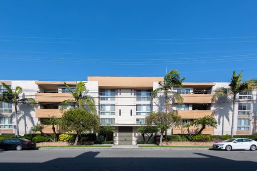 *$1,000 Off Move In *Luxury Top Floor 2 Bed+Den and 2 Full Baths. Includes Laminate Floors, Stainless Steel Appliances & Large Balcony.