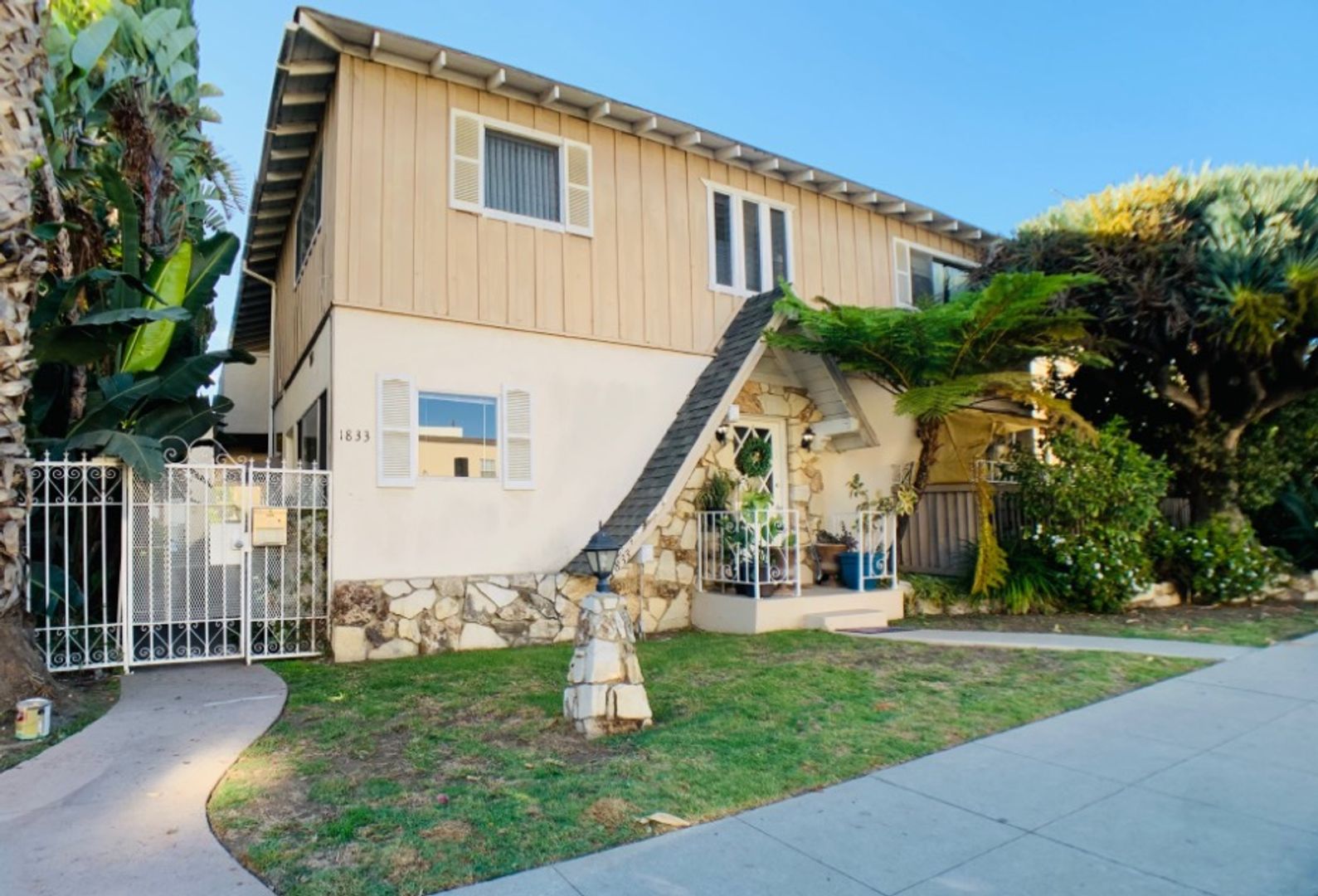 Los Angeles Apartment: 1833 Corinth Ave