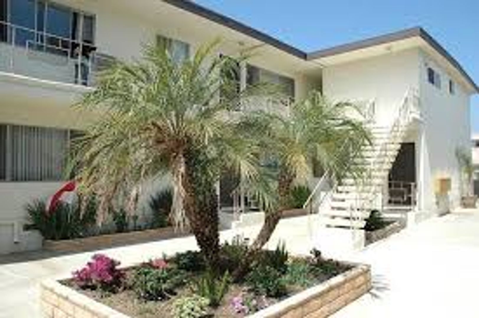 Los Angeles Apartment: 1817-25 Corinth Ave,