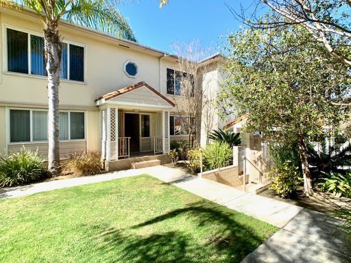 *$1,500 OFF FIRST MONTH'S RENT* Spacious 1 Bed+2nd Bd/Den 1 Bath Features; NEW Stainless Steel Appliances and Large Patio! – photo 1