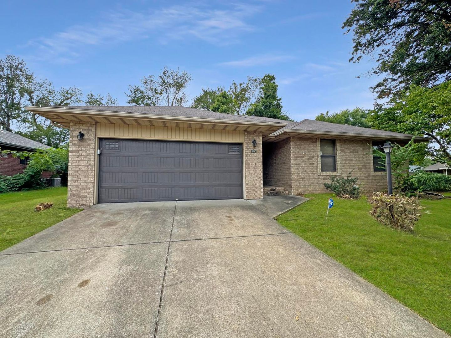 springfield House: 303 S Suburban Ave