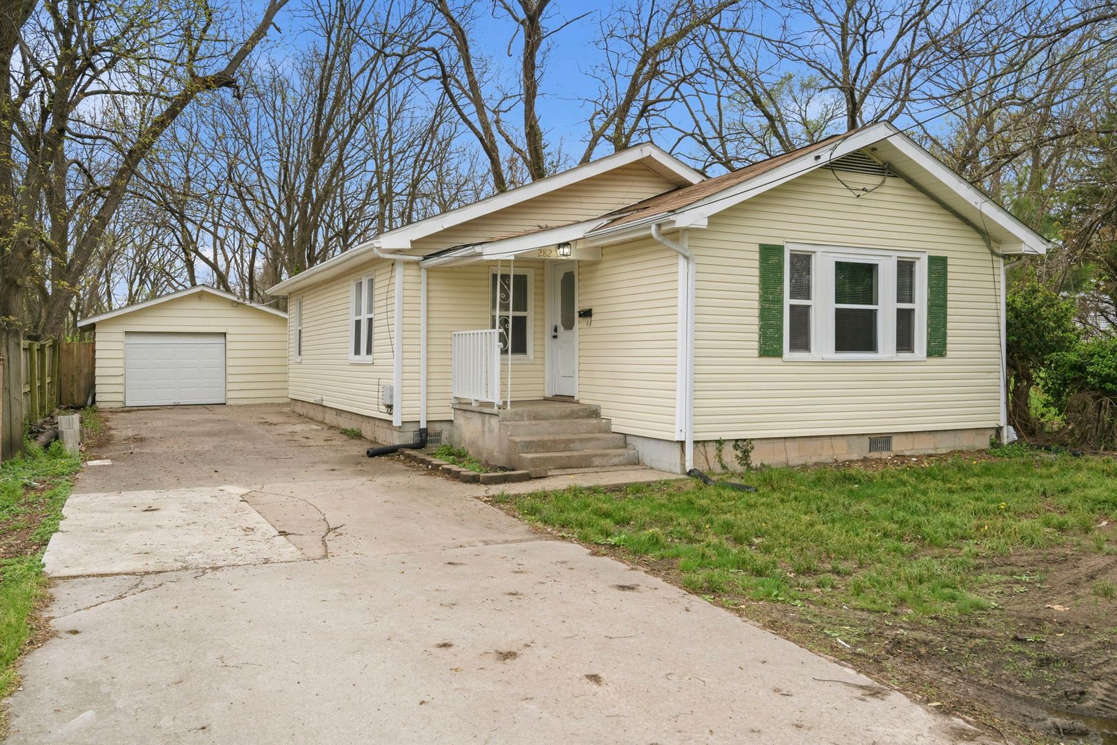 Springfield House: 2822 E Cherry St Ct