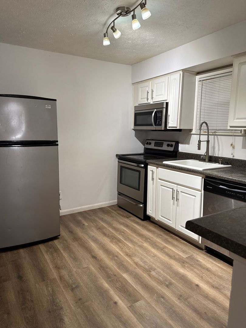 Springfield Apartment: 724 W Walnut St