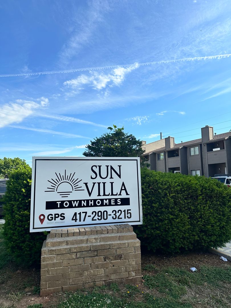 Springfield Apartment: 1707 E Walnut Lawn St