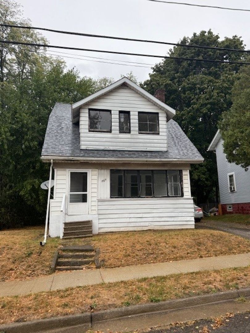 Akron House: 889 Fess Ave