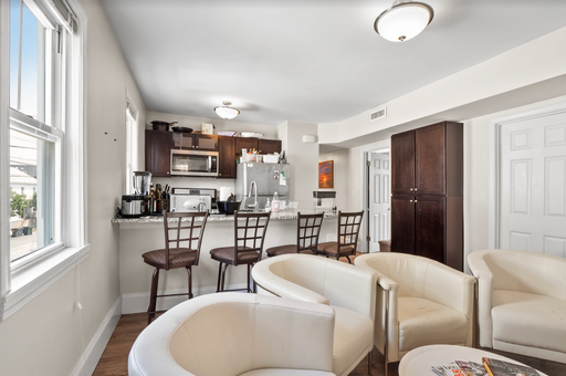 Gorgeous 3 bedroom/1 bathroom in Fox Point! – photo 1