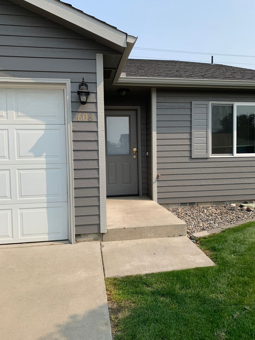 Prosser Apartment: 606 Eastgate Dr.