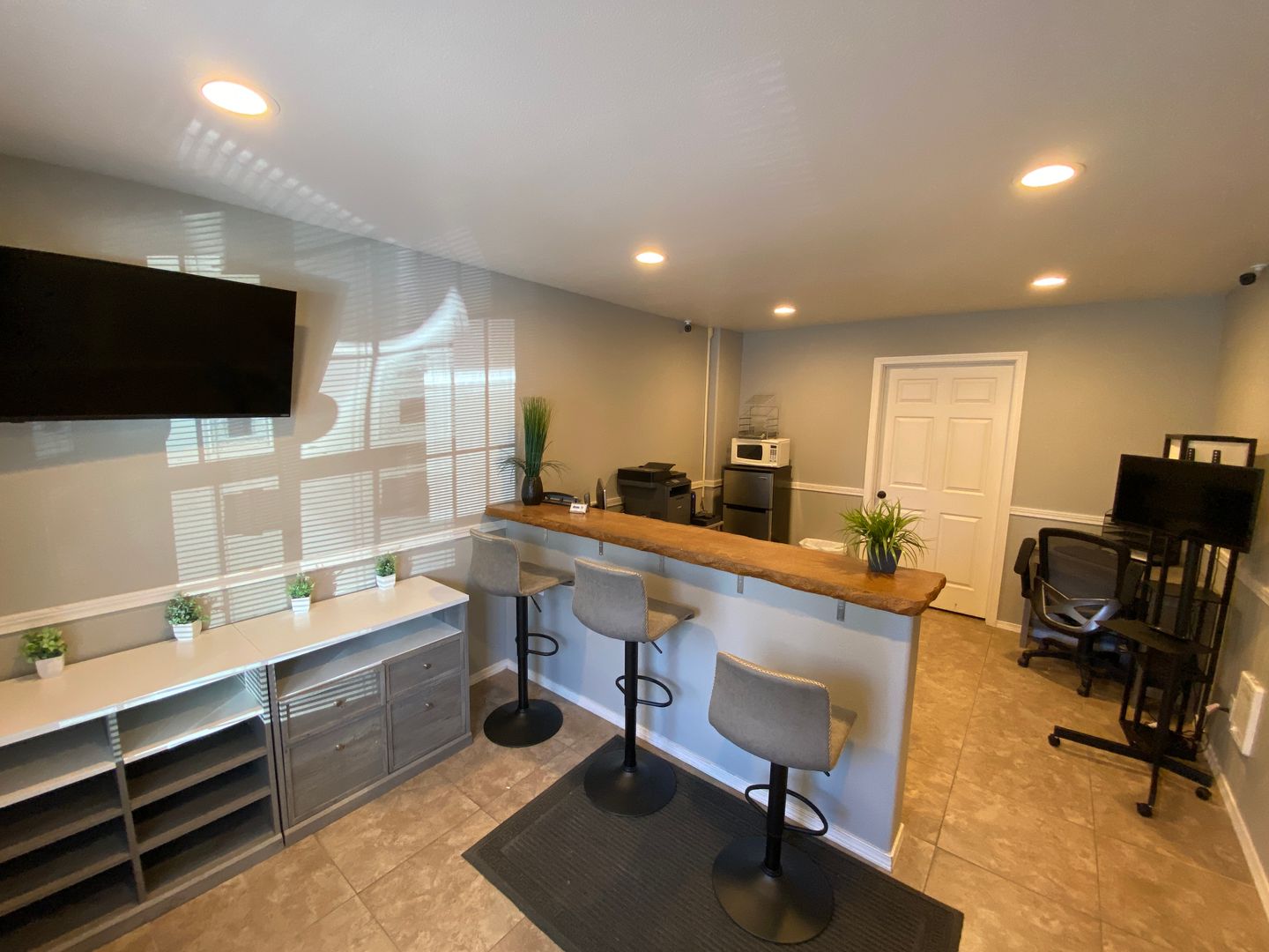 Last Chance at 209 E 14th — 1-Bedroom Near CWU + FREE WiFi! 9 of 12