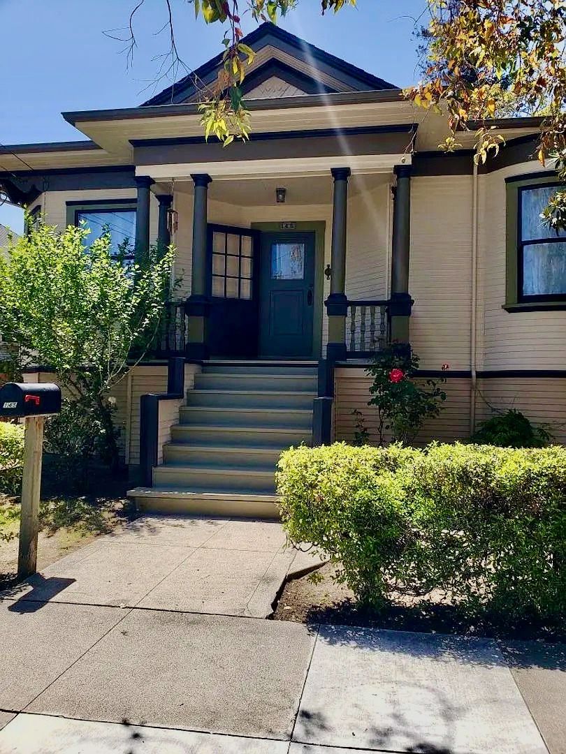 Santa Cruz House: 145 Myrtle Street