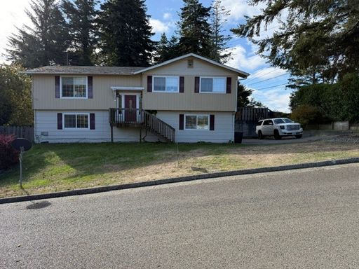 Large 4 bed 3 bath in excellent neighborhood, 2480 13th Street #2480, North Bend