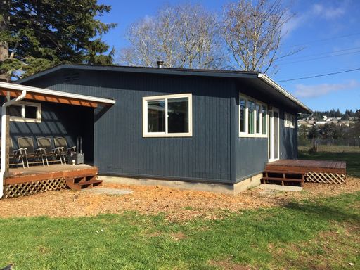 Beautiful single level 3 Bedroom, 2 Bath house - Close to Ocean and Town