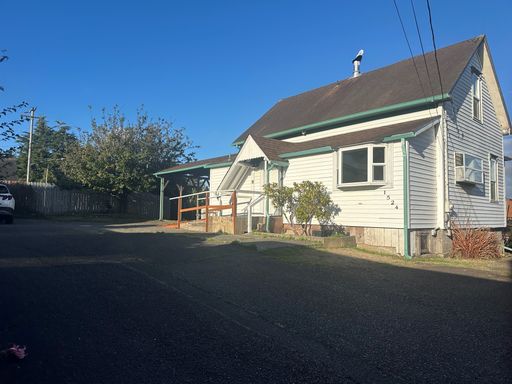 Beautiful historic two story 3 bed 1 bath upper level Duplex, in North Bend, OR, 1524 Sheridan