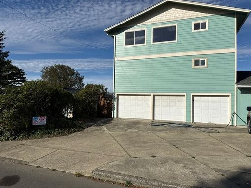 Beautiful Custom 4-Bedroom, 3-Bath Home with Bay Views, 274 N. Cammann Street, Coos Bay