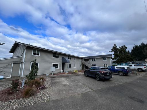 2 Bedroom, 1 Bath Apartment!