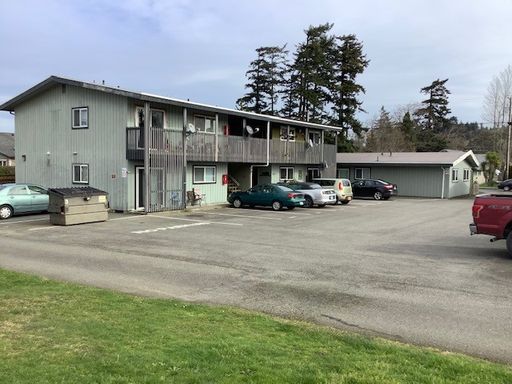 Nice 2 bed 1 bath apt in central location! Renovated!