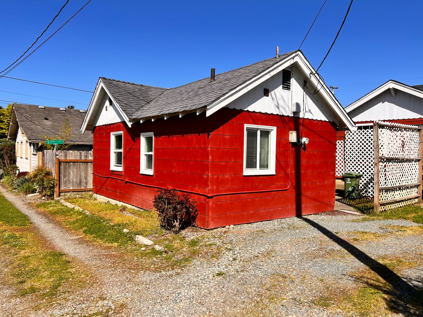 Coos Bay Apartment: 675 & 685 Elrod