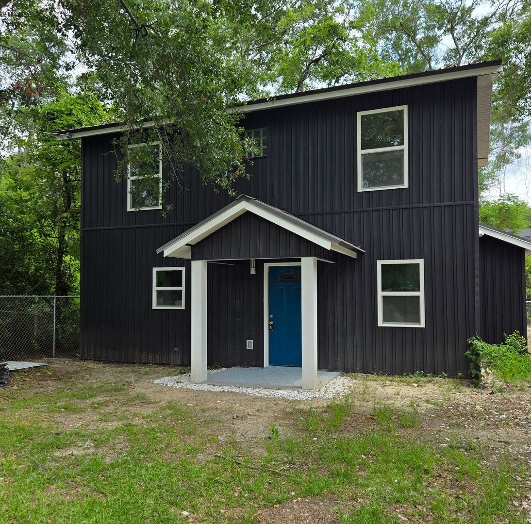 West Columbia House: 2711 A Klapman Road