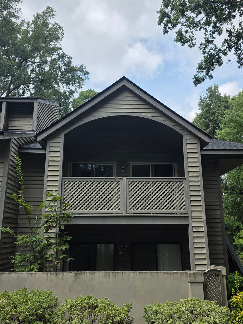 Columbia House: 1008 Creekside Way