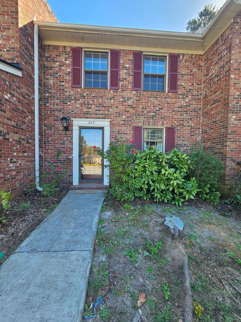 Columbia Townhome: 223 Rutledge Place